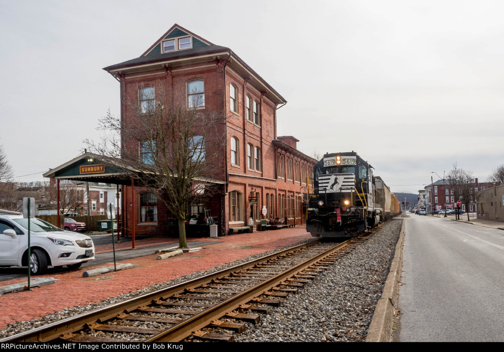 NS 5619 northbound with a local freight passing the ex-PRR red brick depot